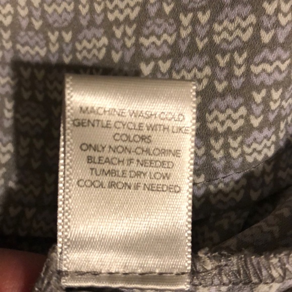 Sleeveless tunic with white and lavender pattern on gray background - Picture 7 of 9